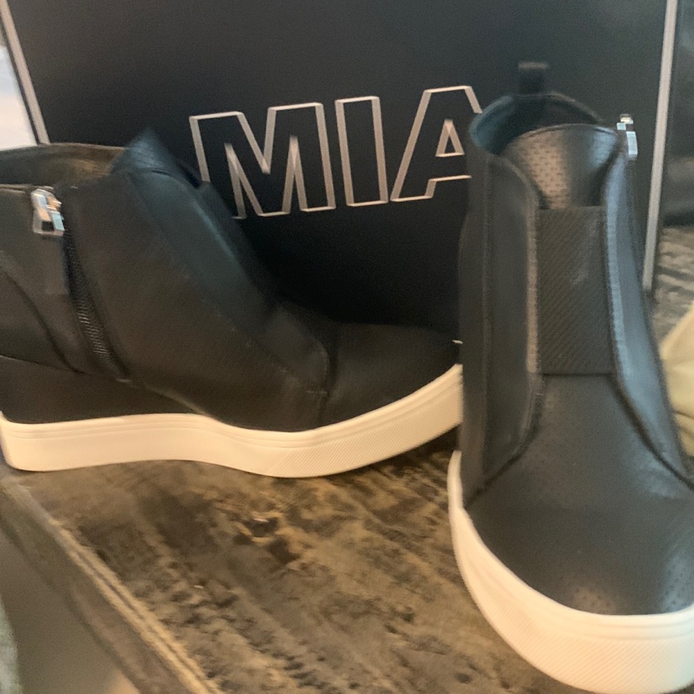 MIA wedge tennis shoes 8. Worn once.Box included.